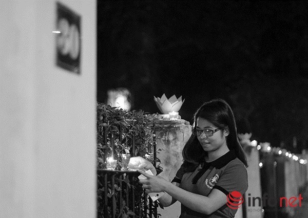 Người dân thả hoa đăng tri ân Đại tướng Võ Nguyên Giáp ảnh 10