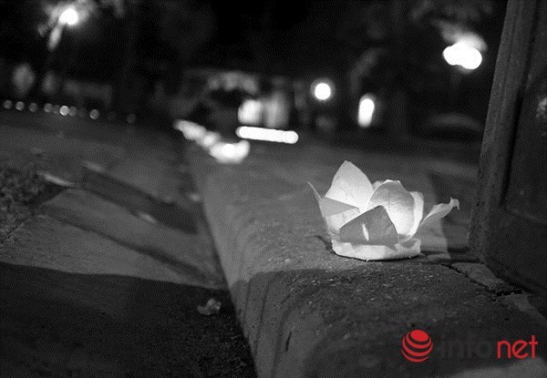 Người dân thả hoa đăng tri ân Đại tướng Võ Nguyên Giáp ảnh 9