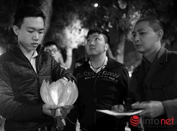 Người dân thả hoa đăng tri ân Đại tướng Võ Nguyên Giáp ảnh 11