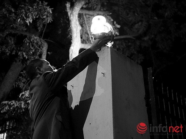 Người dân thả hoa đăng tri ân Đại tướng Võ Nguyên Giáp ảnh 12