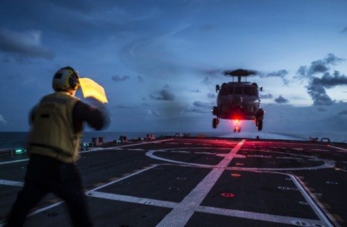 Một trực thăng hải quân Mỹ hạ cánh trên tàu USS Fort Worth tuần tra trên Biển Đông. Ảnh: US Navy