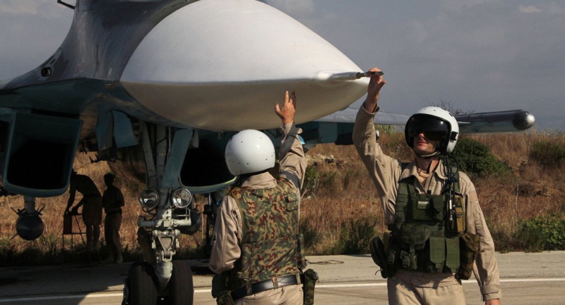 Phi công Su-34 của Nga tại căn cứ không quân gần Latakia, Syria chào mũi máy bay - Ảnh: RIA