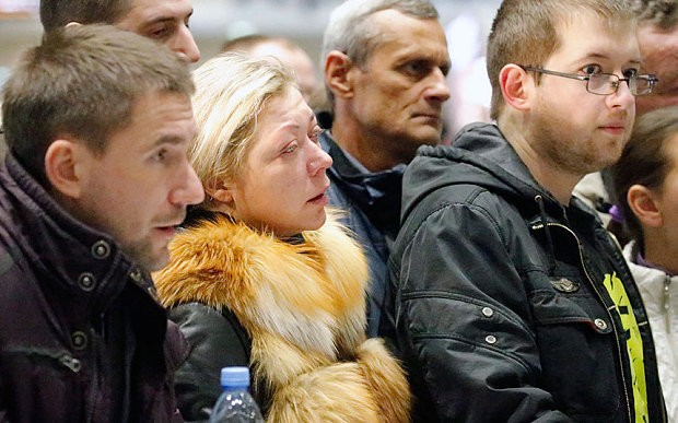 Người thân nạn nhân nóng lòng chờ tin tức mới - Ảnh: TL Người thân nạn nhân nóng lòng chờ tin tức mới - Ảnh: TL