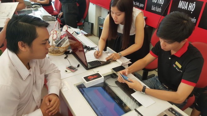 Một trong những khách hàng đầu tiên mua iPhone 6S chính hãng ngày 6-11 tại FPT Shop - Ảnh: T.Trực Một trong những khách hàng đầu tiên mua iPhone 6S chính hãng ngày 6-11 tại FPT Shop - Ảnh: T.Trực