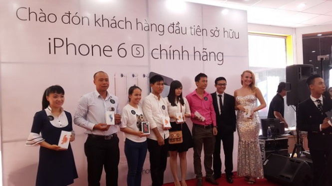 Những khách hàng nhận iPhone 6S/6S Plus chính hãng đầu tiên tại Thế giới Di động - Ảnh: T.Trực Những khách hàng nhận iPhone 6S/6S Plus chính hãng đầu tiên tại Thế giới Di động - Ảnh: T.Trực
