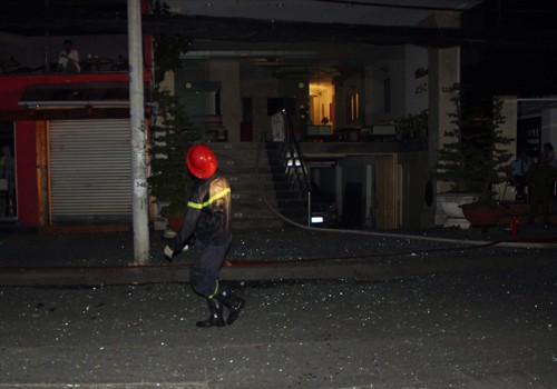 Mảnh kính vương vãi khắp nơi. Ảnh: Hải Hiếu Mảnh kính vương vãi khắp nơi. Ảnh: Hải Hiếu