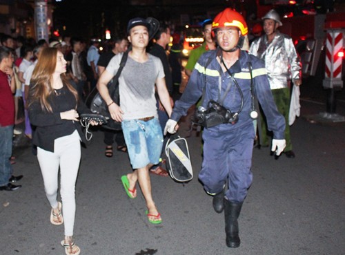 Nhiều du khách được di tản khỏi khu vực hoả hoạn. Ảnh: Hải Hiếu Nhiều du khách được di tản khỏi khu vực hoả hoạn. Ảnh: Hải Hiếu