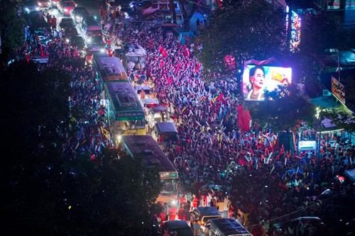 Người dân Myanmar đổ ra đường ăn mừng kết quả bầu cử. Ảnh: NYTimes