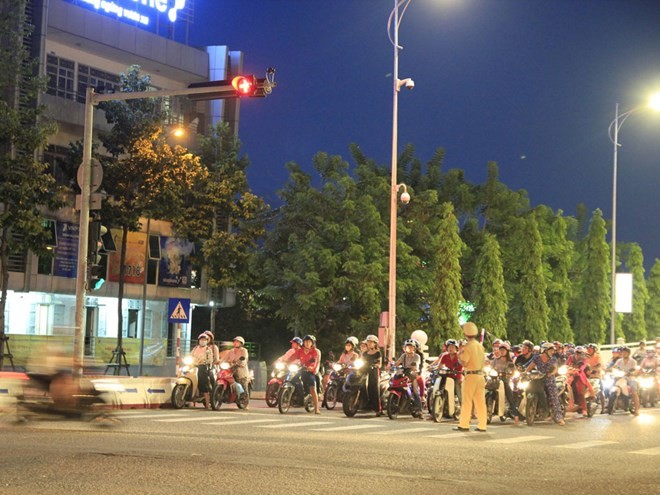 Phía tây cầu quay Sông Hàn đèn tín hiệu vẫn hoạt động, dưới sự điều tiết của CSGT