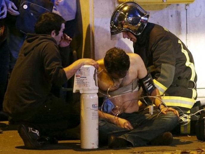 Tấn công khủng bố đẫm máu tại Paris, 130 người chết, 100 người bị giết sau khi bắt làm con tin  ảnh 3 Tấn công khủng bố đẫm máu tại Paris, 130 người chết, 100 người bị giết sau khi bắt làm con tin  ảnh 3