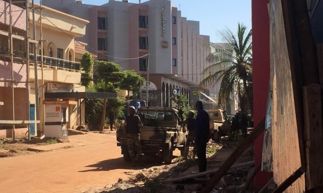 Các binh sĩ Mali đang trực sẵn bên ngoài khách sạn Radison Blu - Ảnh: AFP Các binh sĩ Mali đang trực sẵn bên ngoài khách sạn Radison Blu - Ảnh: AFP