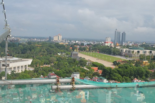 Từ tầng trên cùng tòa nhà 8B Lê Trực có thể quan sát rõ nhiều công trình quan trọng tại khu vực quảng trường Ba Đình. Ảnh: Giang Huy. Từ tầng trên cùng tòa nhà 8B Lê Trực có thể quan sát rõ nhiều công trình quan trọng tại khu vực quảng trường Ba Đình. Ảnh: Giang Huy.