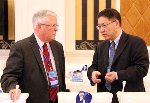 Sau phiên thảo luận,Giáo sư Carl Thayer (trái - chuyên gia về các vấn đề Đông Nam Á, Trung Quốc, Biển Đông) - đã gặp riêng học giả Trung Quốc Đinh Đức Lập để trao đổi thêm. Ảnh: Trung Sơn Sau phiên thảo luận,Giáo sư Carl Thayer (trái - chuyên gia về các vấn đề Đông Nam Á, Trung Quốc, Biển Đông) - đã gặp riêng học giả Trung Quốc Đinh Đức Lập để trao đổi thêm. Ảnh: Trung Sơn