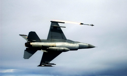Chiến đấu cơ F-16C phóng tên lửa không đối không AIM-9 Sidewinder. Ảnh: Wikimedia Chiến đấu cơ F-16C phóng tên lửa không đối không AIM-9 Sidewinder. Ảnh: Wikimedia