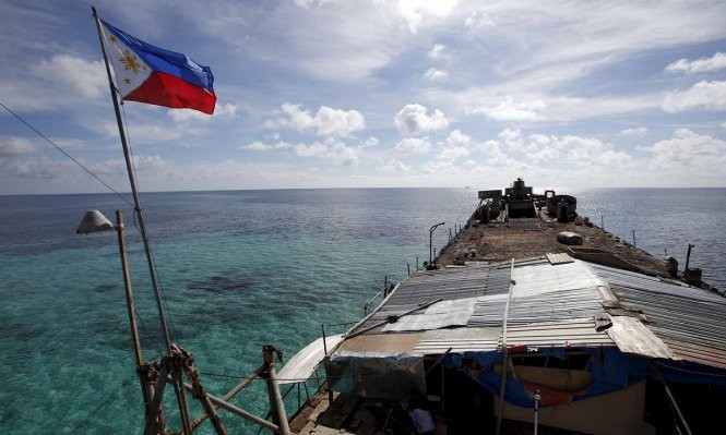 Quốc kỳ Philippines bay trên boong tàu Sierra Madre của hải quân Philippines - Ảnh: Reuters