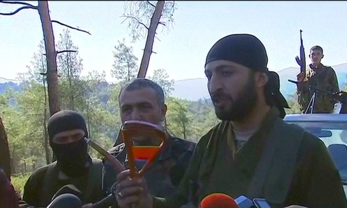 Phiến quân người Turk tuyên bố bắn chết hai phi công Nga trong lúc họ nhảy dù. Ảnh: FAZ