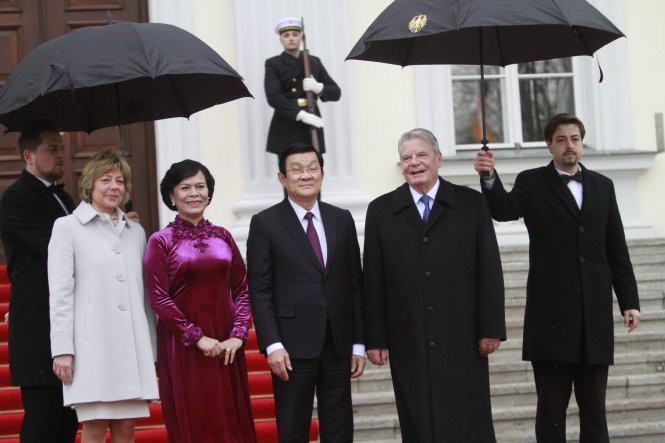 Chủ tịch nước Trương Tấn Sang và phu nhân cùng Tổng thống Đức Joachim Gauck và phu nhân trước Phủ Tổng thống Đức - Ảnh V.V.Thành Chủ tịch nước Trương Tấn Sang và phu nhân cùng Tổng thống Đức Joachim Gauck và phu nhân trước Phủ Tổng thống Đức - Ảnh V.V.Thành