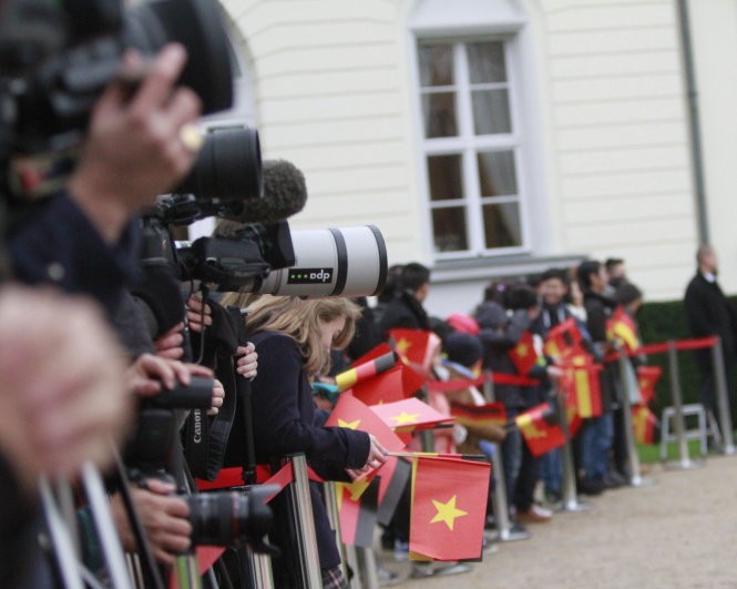 Báo chí và kiều bào tại lễ đón chính thức Chủ tịch nước Trương Tấn Sang - Ảnh V.V.Thành Báo chí và kiều bào tại lễ đón chính thức Chủ tịch nước Trương Tấn Sang - Ảnh V.V.Thành