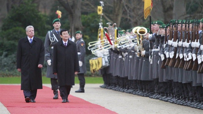 Hai nhà lãnh đạo duyệt đội danh dự - Ảnh V.V.Thành Hai nhà lãnh đạo duyệt đội danh dự - Ảnh V.V.Thành