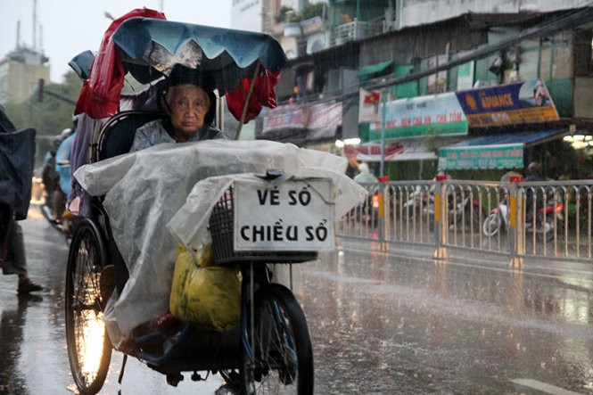 Trong khi người nghèo kiếm sống qua ngày nhờ bán vé số thì nhiều cán bộ sắp nghỉ hưu ở Bình Phước lại sang tận Canada để học tập làm xổ số từ kinh phí của Công ty Xổ số kiến thiết Bình Phước - Ảnh: Hữu Khoa