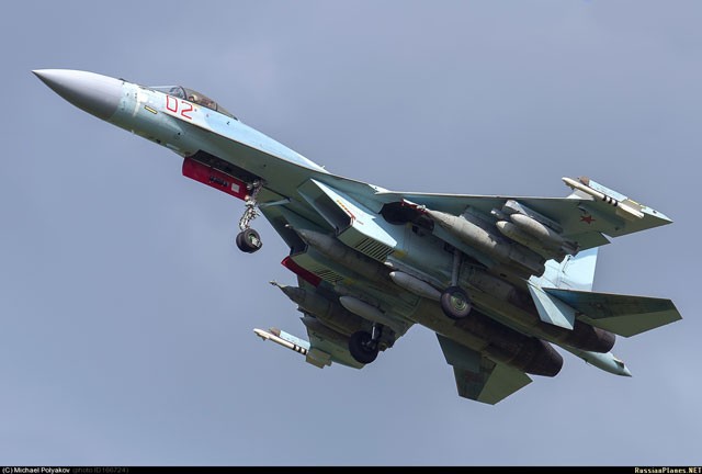 Su-35S bay thử với tải trọng vũ khí tối đa gồm 3 bom có điều khiển KAB-1500L và 2 tên lửa không đối không R-73, 6 bom không điều khiển FAB-500M62 cỡ 500 kg