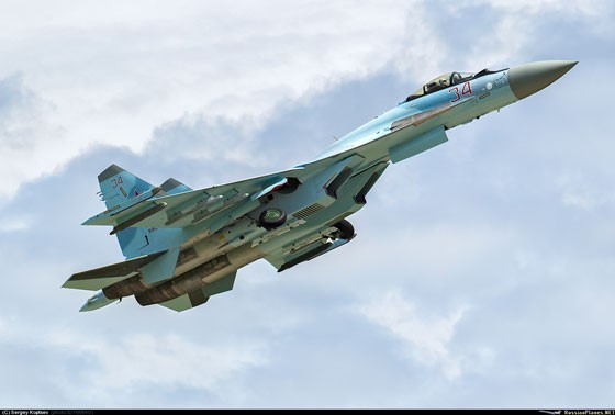 Su-35S sản xuất loạt có số hiệu số 01 màu đỏ bay trình diễn cho phái đoàn quân sự Trung Quốc. Kubinka, ngày 16.6.2014 (Sergei Lukoyanov / russianplanes.net)