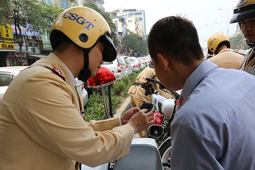 Ngoài việc gửi giấy phạt về tận nhà, tổ công tác làm việc ngoài đường sẽ gửi hình ảnh và chặn xe chủ phương tiện đểxử lý trực tiếp. Ảnh: Bá Đô