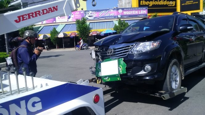 Xe biển số xanh do Viện trưởng VKS lái hư hỏng nặng phần đầu sau tai nạn - Ảnh: Bá Dũng Xe biển số xanh do Viện trưởng VKS lái hư hỏng nặng phần đầu sau tai nạn - Ảnh: Bá Dũng