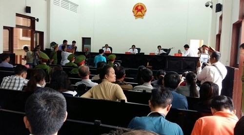 Chai Number 1 có ruồi giá... nửa tỉ đồng ra tòa ảnh 1 Chai Number 1 có ruồi giá... nửa tỉ đồng ra tòa ảnh 1