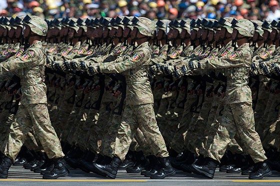 Quân phục của binh lính Trung Quốc phần nhiều cũng sao chép mẫu nước ngoài, trước hết là của Mỹ (Andy Wong / AP)