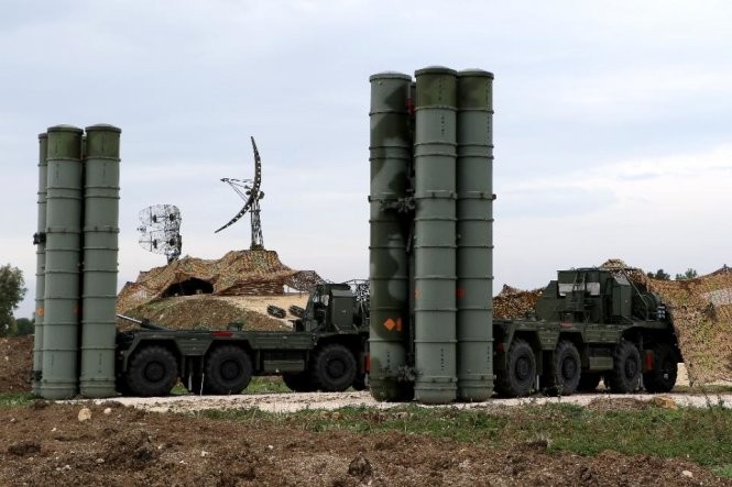 Hệ thống tên lửa phòng không S-400 của quân đội Nga tại căn cứ không quân ở Latakia - Ảnh: AFP Hệ thống tên lửa phòng không S-400 của quân đội Nga tại căn cứ không quân ở Latakia - Ảnh: AFP