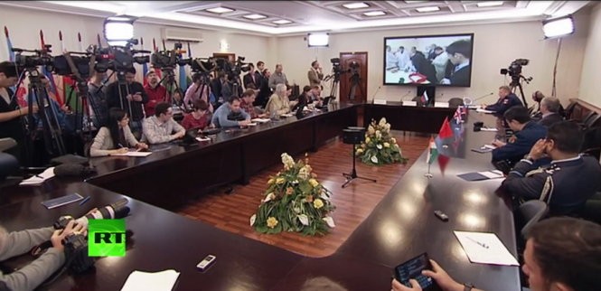 Các nhà báo theo dõi chuyên gia tháo hộp đen qua màn hình trực tiếp - Ảnh: RT