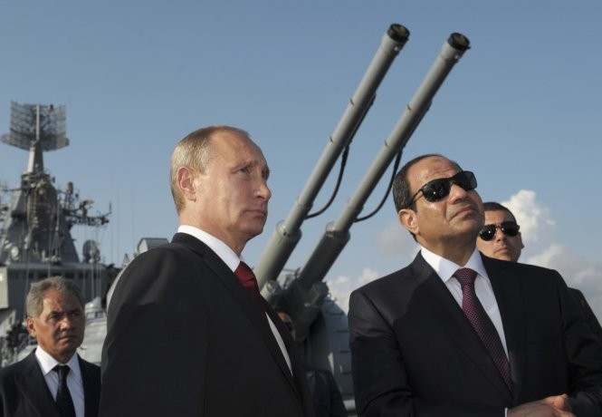 Tổng thống Nga Putin cùng Tổng thống Ai Cập al-Sisi trong lần thăm tàu Matxcơva năm 2014 - Ảnh: Reuters