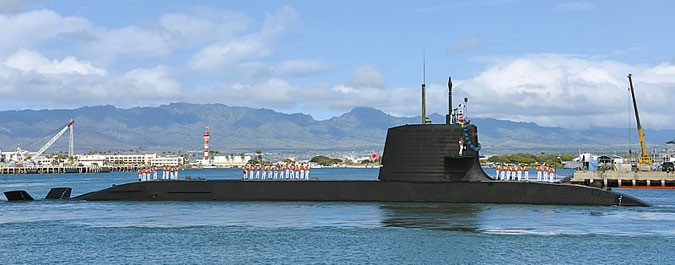 Tàu ngầm thông thường Hakuryu lớp Sōryū của Hải quân Nhật Bản đang tiến vào bến cảng Trân Châu Cảng