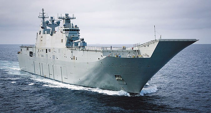 Tàu sân bay trực thăng Canberra chạy thử