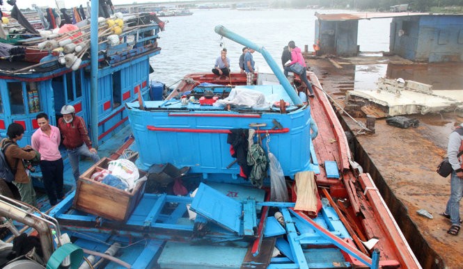 Đống đổ nát trên tàu QNg 98495 - Ảnh: Đoàn Cường