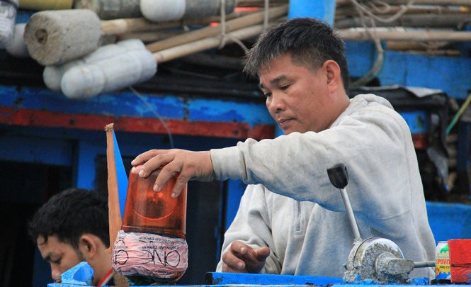 Thuyền trưởng Huỳnh Văn Thạch xót xa khi con tàu bị đâm nát - Ảnh: Trường Trung