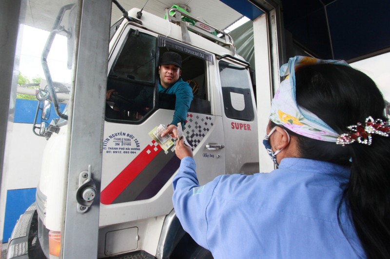 Xe tải đóng tiền qua trạm thu phí trên quốc lộ 5 - Ảnh: Tiến Thắng