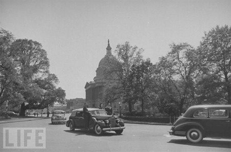 Mật vụ bảo vệ đoàn xe hộ tống của TT Harry S. Truman bên ngoài tòa nhà quốc hội hôm 13/4/1945 sau cái chết của Franklin Delano Roosevelt. Truman đang trên đường tới nơi gặp gỡ lãnh đạo quốc hội. Mật vụ bảo vệ đoàn xe hộ tống của TT Harry S. Truman bên ngoài tòa nhà quốc hội hôm 13/4/1945 sau cái chết của Franklin Delano Roosevelt. Truman đang trên đường tới nơi gặp gỡ lãnh đạo quốc hội.