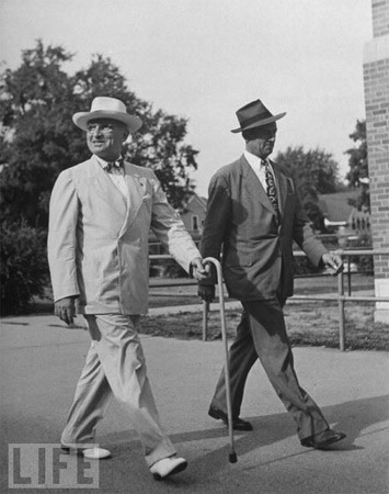 Tổng thống Truman (trái) đi cùng điệp viên Mật vụ của ông - John Campion năm 1946. Tổng thống Truman (trái) đi cùng điệp viên Mật vụ của ông - John Campion năm 1946.