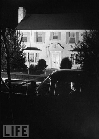 Điệp viên bảo vệ bên ngoài nhà của Richard M. Nixon năm 1955 trong thời gian ông làm quyền tổng thống do Dwight D. Eisenhower bị ốm. Điệp viên bảo vệ bên ngoài nhà của Richard M. Nixon năm 1955 trong thời gian ông làm quyền tổng thống do Dwight D. Eisenhower bị ốm.