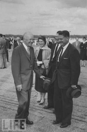 TT Eisenhower (trái) và Giám đốc Mật vụ James Rowley. Ảnh chụp tháng 12/1956. TT Eisenhower (trái) và Giám đốc Mật vụ James Rowley. Ảnh chụp tháng 12/1956.