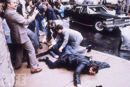 Vào ngày 30/3/1981, John Hickley Jr. bắn 6 phát đạn nhằm vào TT Ronald Reagan khi ông rời khách sạn Hilton ở Washington D.C. Trong ảnh, Mật vụ bao quanh tổng thống và những người đi cùng đoàn với ông. Tổng thống bị dính một phát đạn còn đại diện báo chí của ông bị thương nặng. Vào ngày 30/3/1981, John Hickley Jr. bắn 6 phát đạn nhằm vào TT Ronald Reagan khi ông rời khách sạn Hilton ở Washington D.C. Trong ảnh, Mật vụ bao quanh tổng thống và những người đi cùng đoàn với ông. Tổng thống bị dính một phát đạn còn đại diện báo chí của ông bị thương nặng.