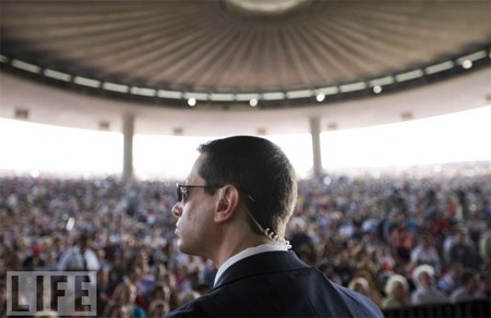 Nhiều người sửng sốt khi tin tức về cặp vợ chồng ở bang Virginia có thể bước vào quốc tiệc đầu tiên của TT Mỹ Barack Obama mà không có giấy mời. Giờ đây, khi Nhà Trắng lại phải giải thích về việc hai vị khách không mời khác được vào ăn sáng trong tòa Bạch Ốc thì sự sửng sốt biến thành giận dữ. Obama được cho là phải đối mặt với nhiều nguy cơ so với người tiền nhiệm. Nhiều người đặt câu hỏi về công việc bảo vệ tổng thống của Mật vụ. Nhiều người sửng sốt khi tin tức về cặp vợ chồng ở bang Virginia có thể bước vào quốc tiệc đầu tiên của TT Mỹ Barack Obama mà không có giấy mời. Giờ đây, khi Nhà Trắng lại phải giải thích về việc hai vị khách không mời khác được vào ăn sáng trong tòa Bạch Ốc thì sự sửng sốt biến thành giận dữ. Obama được cho là phải đối mặt với nhiều nguy cơ so với người tiền nhiệm. Nhiều người đặt câu hỏi về công việc bảo vệ tổng thống của Mật vụ.