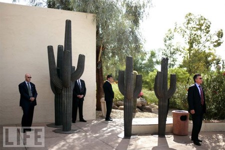 Nhiếp ảnh gia Brooks Kraft chuyên chụp ảnh tổng thống và những người quanh ông trong nhiều sự kiện. Ông đã chứng kiến nhiều tình huống bất thường xảy ra đối với ông chủ Nhà Trắng. Kraft ca ngợi sự tập trung cao độ của các điệp viên: "Trong thời đại công nghệ cao, những điệp viên chuyên nghiệp đó vẫn dựa vào tai, mắt, tay và bản năng của họ để làm việc và đảm bảo rằng những ai trong tầm quan sát của họ được an toàn". Nhiếp ảnh gia Brooks Kraft chuyên chụp ảnh tổng thống và những người quanh ông trong nhiều sự kiện. Ông đã chứng kiến nhiều tình huống bất thường xảy ra đối với ông chủ Nhà Trắng. Kraft ca ngợi sự tập trung cao độ của các điệp viên: "Trong thời đại công nghệ cao, những điệp viên chuyên nghiệp đó vẫn dựa vào tai, mắt, tay và bản năng của họ để làm việc và đảm bảo rằng những ai trong tầm quan sát của họ được an toàn".