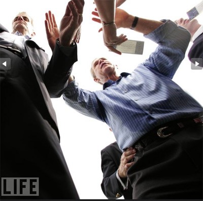 Thiết bị liên lạc cài tai, kính viễn vọng, dụng cụ dò tìm kim loại và nhiều công nghệ khác chỉ có thể bảo vệ nhân vật chính ở giữa đám đông ồn ào. "Mật vụ ở đó để xử lý nguy cơ, họ không thể loại trừ nguy cơ", điệp viên Joe Petro, từng phục vụ trong Mật vụ 23 năm, nói. "Một cách để xử lý nguy cơ là dùng biện pháp nắm chặt và không rời tay. Khi tổng thống đứng gần đám đông, một tay điệp viên không được phép để cách người ông quá 15 cm. Tay đó phải thường xuyên để cạnh bụng, lưng, thậm chí tóm lấy dây thắt lưng của ông". Thiết bị liên lạc cài tai, kính viễn vọng, dụng cụ dò tìm kim loại và nhiều công nghệ khác chỉ có thể bảo vệ nhân vật chính ở giữa đám đông ồn ào. "Mật vụ ở đó để xử lý nguy cơ, họ không thể loại trừ nguy cơ", điệp viên Joe Petro, từng phục vụ trong Mật vụ 23 năm, nói. "Một cách để xử lý nguy cơ là dùng biện pháp nắm chặt và không rời tay. Khi tổng thống đứng gần đám đông, một tay điệp viên không được phép để cách người ông quá 15 cm. Tay đó phải thường xuyên để cạnh bụng, lưng, thậm chí tóm lấy dây thắt lưng của ông".