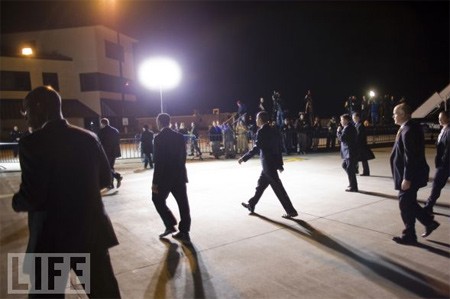 Mật vụ được thành lập năm 1865 để điều tra các vụ gian lận tài chính sau Nội chiến. Cho tới tận năm 1902, 1 năm sau vụ ám sát TT William McKinley, cơ quan mới bắt đầu bảo vệ tổng thống, phó tổng thống và gia đình của họ. Văn bản thành lập Mật vụ được đặt trên bàn của Abraham Lincoln trong đêm ông bị ám sát. Không ai làm việc này vì tiền. Lương khởi điểm của điệp viên Mật vụ, phụ thuộc vào kinh nghiệm, trình độ và nhiều yếu tố khác, trong khoảng 43.000 USD tới 73.000 USD mỗi năm. Mật vụ được thành lập năm 1865 để điều tra các vụ gian lận tài chính sau Nội chiến. Cho tới tận năm 1902, 1 năm sau vụ ám sát TT William McKinley, cơ quan mới bắt đầu bảo vệ tổng thống, phó tổng thống và gia đình của họ. Văn bản thành lập Mật vụ được đặt trên bàn của Abraham Lincoln trong đêm ông bị ám sát. Không ai làm việc này vì tiền. Lương khởi điểm của điệp viên Mật vụ, phụ thuộc vào kinh nghiệm, trình độ và nhiều yếu tố khác, trong khoảng 43.000 USD tới 73.000 USD mỗi năm.