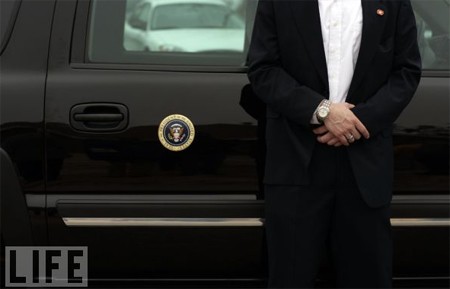 Petro - hiện là giám đốc an ninh cho tập đoàn Citigroup, tác giả cuốn Standing Next to History: An Agent's Life Inside the Secret Service, nhấn mạnh việc các điệp viên được huấn luyện gắt gao giúp chuẩn bị cho họ đối phó với các tình huống khẩn cấp. Cứ hai tháng một lần, các điệp viên lại được huấn luyện trong khoảng hai tuần ở trung tâm đào tạo tại Beltsville, bang Maryland. Họ được đào tạo để không bao giờ giả định rằng, khu vực đang đứng 100% an toàn. "Không có chỗ cho giả định đó trong nghề này", Petro nói. Petro - hiện là giám đốc an ninh cho tập đoàn Citigroup, tác giả cuốn Standing Next to History: An Agent's Life Inside the Secret Service, nhấn mạnh việc các điệp viên được huấn luyện gắt gao giúp chuẩn bị cho họ đối phó với các tình huống khẩn cấp. Cứ hai tháng một lần, các điệp viên lại được huấn luyện trong khoảng hai tuần ở trung tâm đào tạo tại Beltsville, bang Maryland. Họ được đào tạo để không bao giờ giả định rằng, khu vực đang đứng 100% an toàn. "Không có chỗ cho giả định đó trong nghề này", Petro nói.