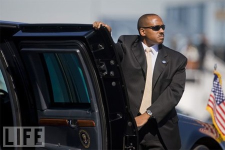 Chiếc xe của tổng thống là một biểu tượng quốc gia và quyền lực. Từ năm 1983, mỗi tổng thống được ngồi trên một chiếc xe limousine hiệu Cadillac. Xe của TT Barack Obama được gọi là quái vật (The Beast) vì tính ưu việt của nó. The Beast có một hệ thống tuần hoàn không khí riêng để bảo vệ tổng thống trong trường hợp xảy ra tấn công hóa học. Cửa của nó là một lớp bọc thép dày tới 20 cm, ngay cả cửa kính chống đạn cũng dày tới gần 13 cm. "Xe tổng thống trước đây được thiết kế để bảo vệ và đưa ông ra khỏi vùng nguy hiểm trong bất kỳ trường hợp nào", Ken Lucci, CEO của công ty Ambassador Limousine Inc.và là chủ sở hữu của 2 chiếc xe thời TT Ronald Reagan, nói. "Ngày nay, Mật vụ tiên liệu các cuộc tấn công kéo dàivà vũ khí sử dụng không chỉ là súng. Chiếc xe của Obama đúng là một căn hầm chuyển động". Chiếc xe của tổng thống là một biểu tượng quốc gia và quyền lực. Từ năm 1983, mỗi tổng thống được ngồi trên một chiếc xe limousine hiệu Cadillac. Xe của TT Barack Obama được gọi là quái vật (The Beast) vì tính ưu việt của nó. The Beast có một hệ thống tuần hoàn không khí riêng để bảo vệ tổng thống trong trường hợp xảy ra tấn công hóa học. Cửa của nó là một lớp bọc thép dày tới 20 cm, ngay cả cửa kính chống đạn cũng dày tới gần 13 cm. "Xe tổng thống trước đây được thiết kế để bảo vệ và đưa ông ra khỏi vùng nguy hiểm trong bất kỳ trường hợp nào", Ken Lucci, CEO của công ty Ambassador Limousine Inc.và là chủ sở hữu của 2 chiếc xe thời TT Ronald Reagan, nói. "Ngày nay, Mật vụ tiên liệu các cuộc tấn công kéo dàivà vũ khí sử dụng không chỉ là súng. Chiếc xe của Obama đúng là một căn hầm chuyển động".