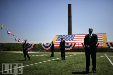 "Phần lớn công việc của họ diễn ra rất nhàm chán", nhiếp ảnh gia Brooks Kraft nói,"Họ đứng trên cánh đồng trong 10 tiếng hay trên bậc thang 12 tiếng. Họ đứng trong cái lạnh, cái nóng và luôn phải giữ im lặng. Việc của họ là quan sát và lắng nghe". "Phần lớn công việc của họ diễn ra rất nhàm chán", nhiếp ảnh gia Brooks Kraft nói,"Họ đứng trên cánh đồng trong 10 tiếng hay trên bậc thang 12 tiếng. Họ đứng trong cái lạnh, cái nóng và luôn phải giữ im lặng. Việc của họ là quan sát và lắng nghe".